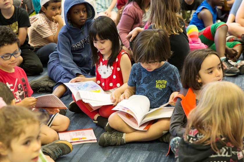 De jeunes enfants consultent les livres qu'ils et elles ont cocréés.
